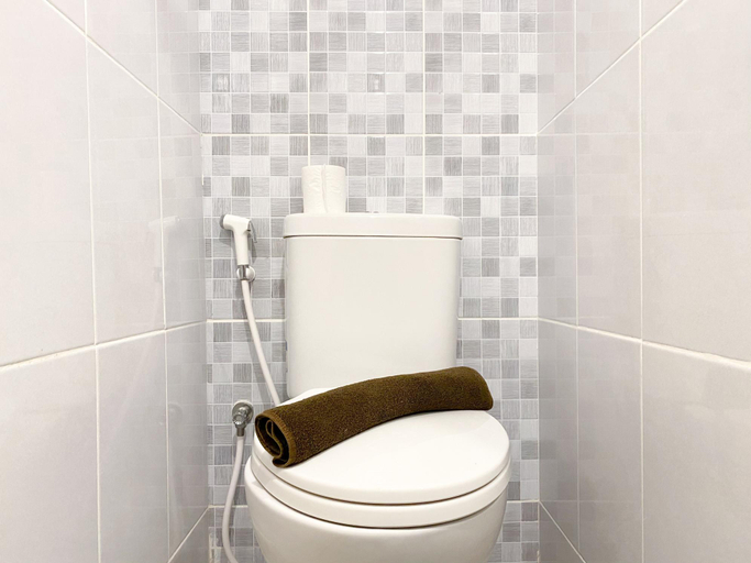 Bathroom 5, Cozy Studio Room at Tokyo Riverside PIK 2 Apartment By Travelio, Tangerang