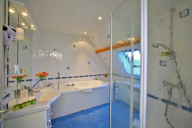 Bathroom 4, Hotel Restaurant Laborderie, Dordogne