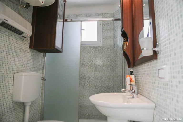 Bathroom 1, ALLA CORTE DEGLI ALBEROLUNGO, Bari