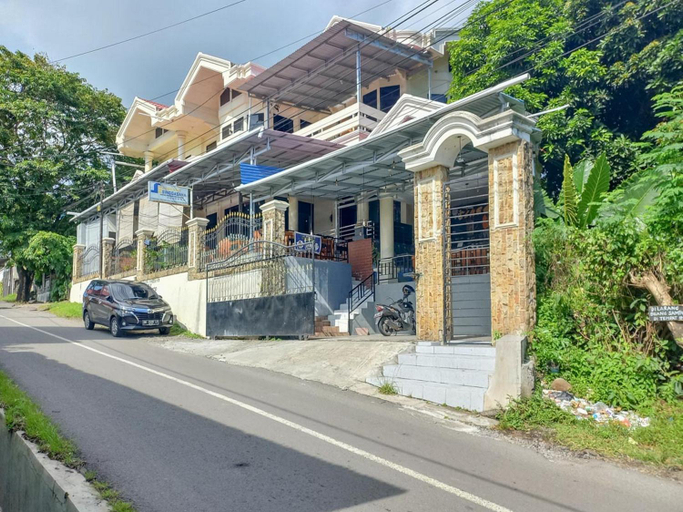 Exterior & Views, Homestay Singgasana Mitra RedDoorz, Bitung