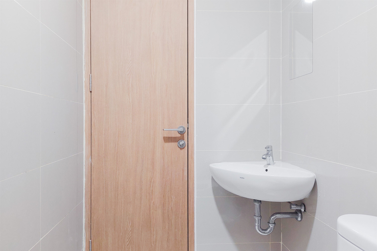 Bathroom 5, Good Choice and Comfy Studio Apartment B Residence By Travelio, Tangerang Selatan