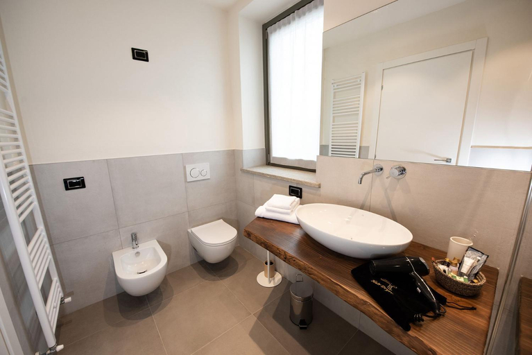 Bathroom 2, Bric D'Alu - Barbaresco, Cuneo