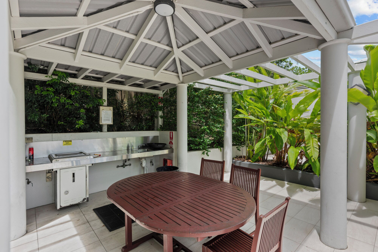Food & Drinks, The Oasis Apartments, Toowong
