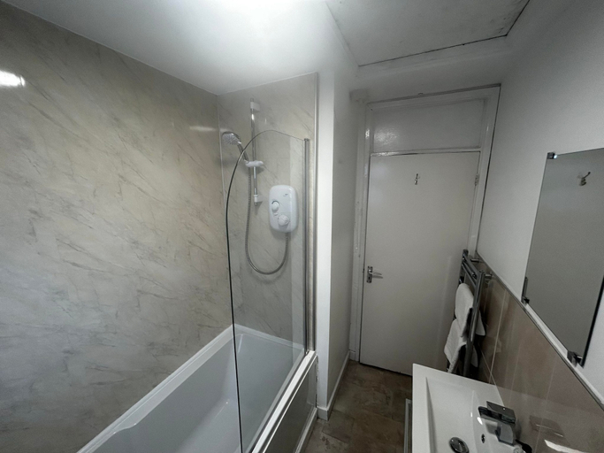 Bathroom 3, London Inn, Gloucestershire