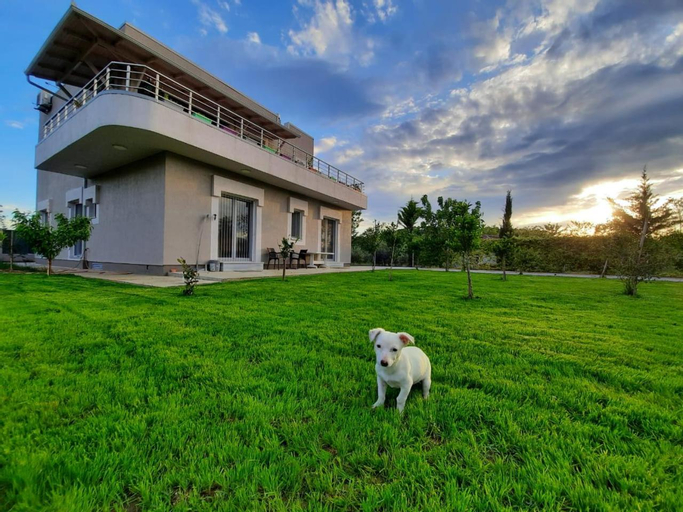 HILLTOP HIDEAWAY, Elbasanit