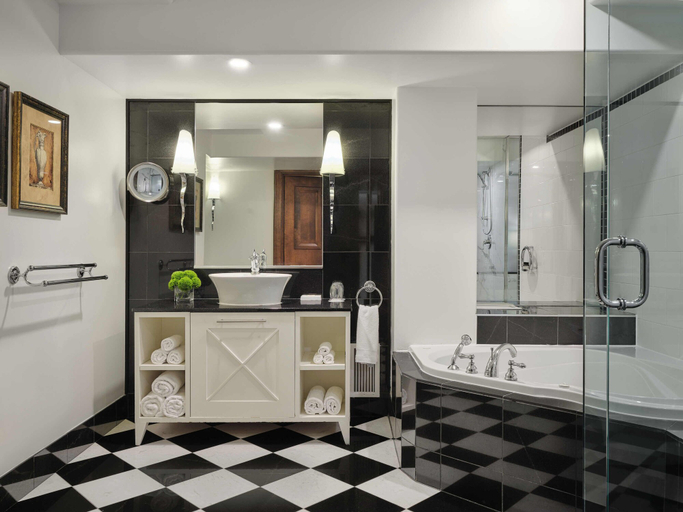 Bathroom 4, Hotel Place d'Armes, Montréal