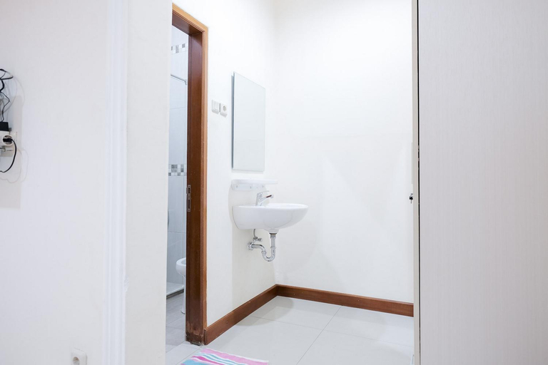Bathroom 4, wisma delapan Mitra RedDoorz, Jakarta Selatan