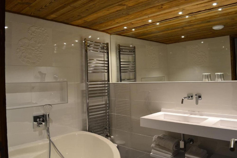Bathroom 3, Hôtel Alpina, Haute-Savoie