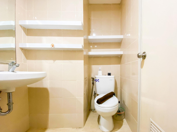 Bathroom 5, Homey Apartment with 1BR at Parahyangan Residence By Travelio, Bandung
