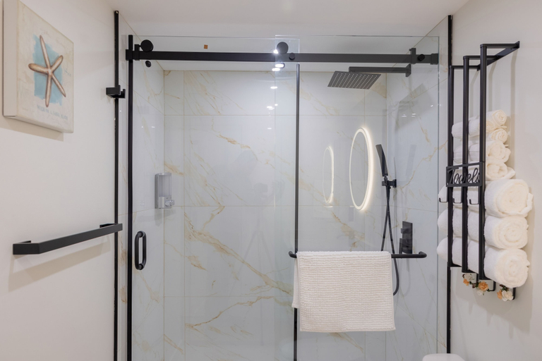 Bathroom 4, Peachview Suites, Central Okanagan
