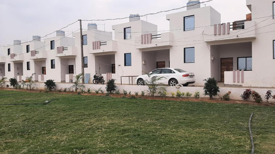 Exterior & Views