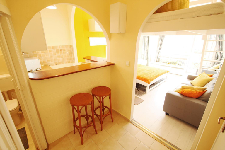 Others 2, Sunny Studio with Balcony in Party District, Budapesti