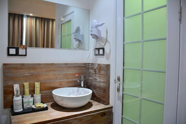 Bathroom, Xiyu Hostel · Cat Café, Guilin