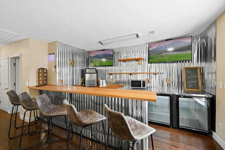 Food & Drinks, Crestview Estate 5 acres-heated pool-5min to strip, Sevier