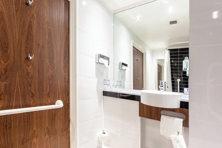 Bathroom 5, Holiday Inn Express EDINBURGH AIRPORT by IHG, Edinburgh