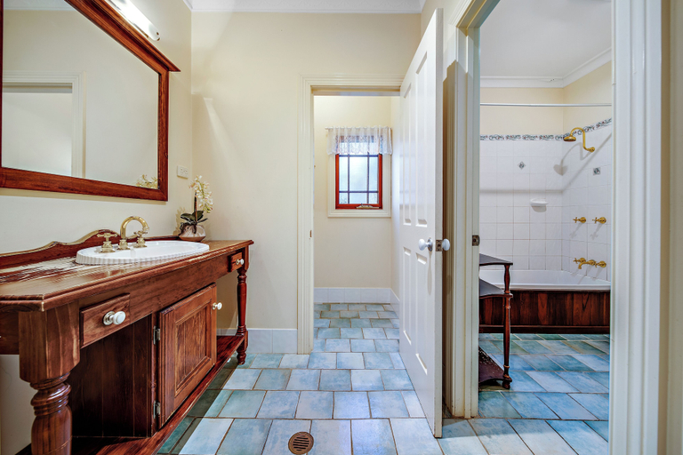 Bathroom 4, Whispering Pines Cottages, Blue Mountains