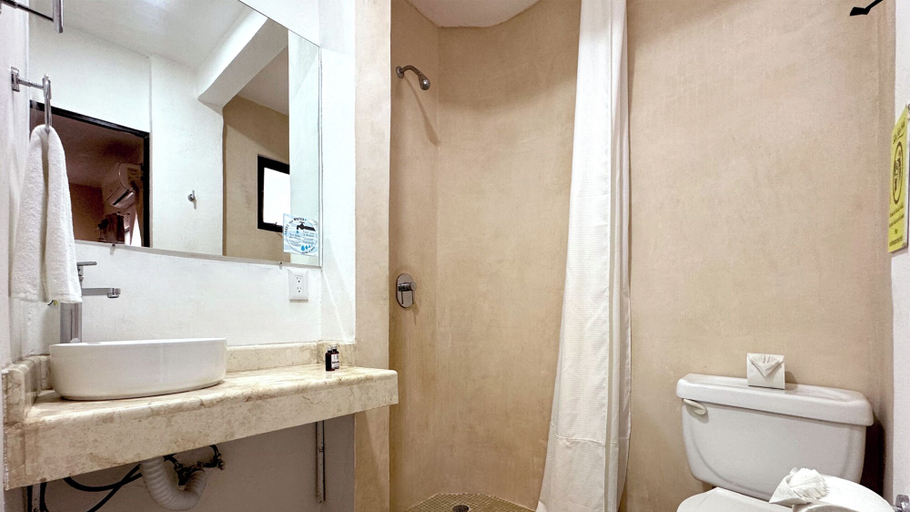 Bathroom 4, Siesta Fiesta Hotel, Cozumel