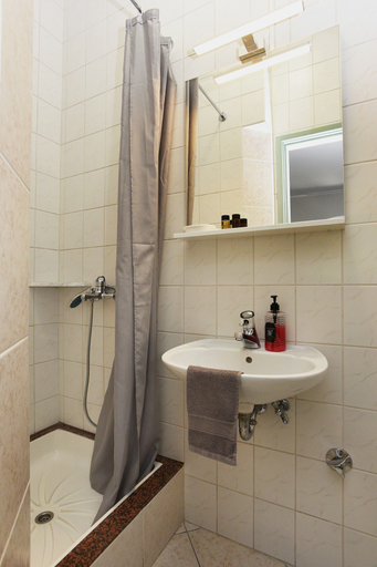 Bathroom 3, Zukic Apartments RIsan
