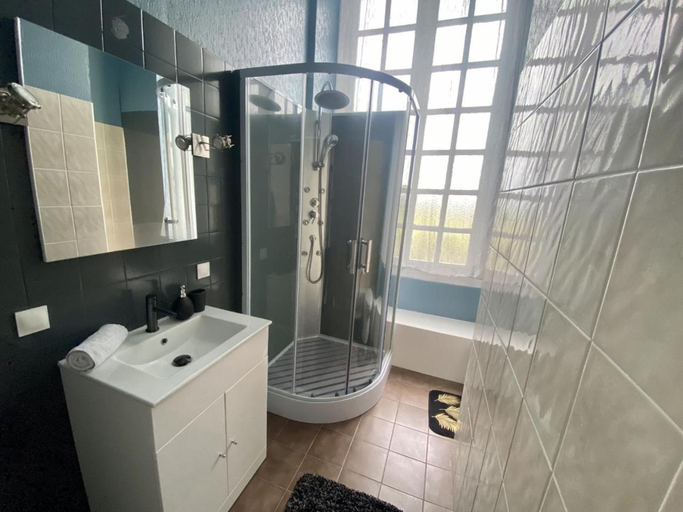 Bathroom 4, Château des Marais, Loire-Atlantique