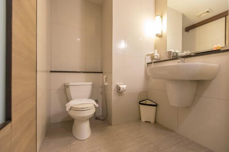 Bathroom 14