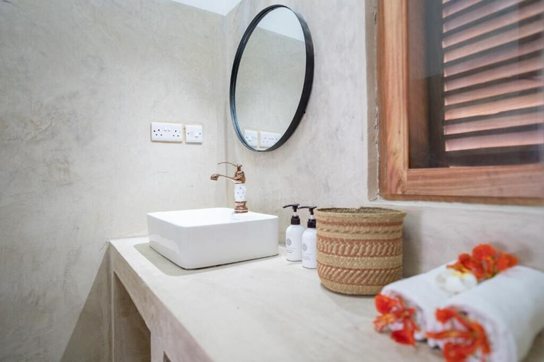 Bathroom 4, Orient Beach Hotel, Kusini