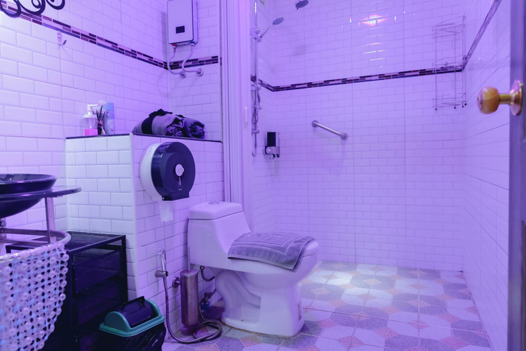 Bathroom 4, Touch the Wind, K. Sap Yai