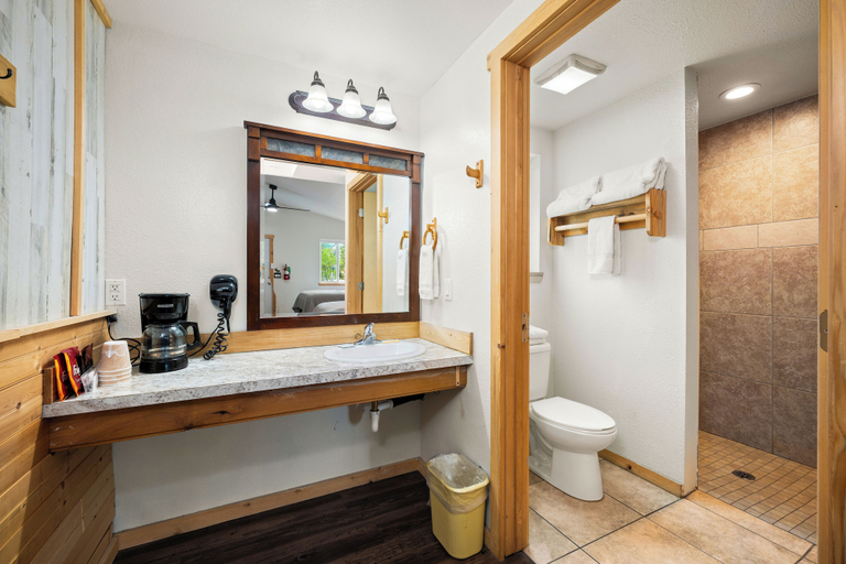 Bathroom 4, Moose Inn, Kootenai