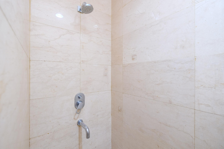 Bathroom 5, Spacious and Comfy 2BR at L'Avenue Pancoran Apartment By Travelio, Jakarta Selatan