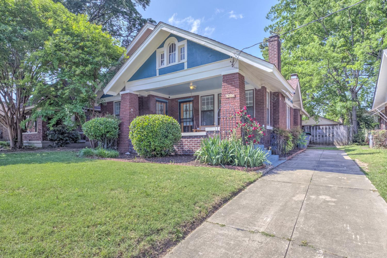Vintage Vibes in Walkable Midtown - Spacious Bungalow with 6 beds in Central Location, Shelby