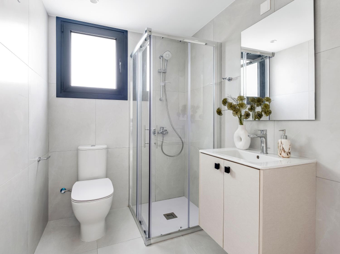 Bathroom 3, Sanders Elgio