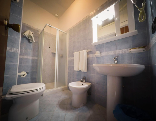 Bathroom 5, Hotel Angelino, Napoli