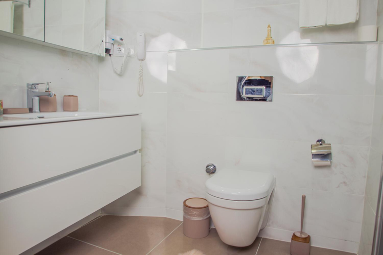 Bathroom 5, Atlas Oteli, Konak