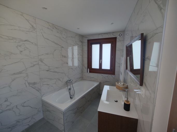 Bathroom 5, Yac Aventures, Loire