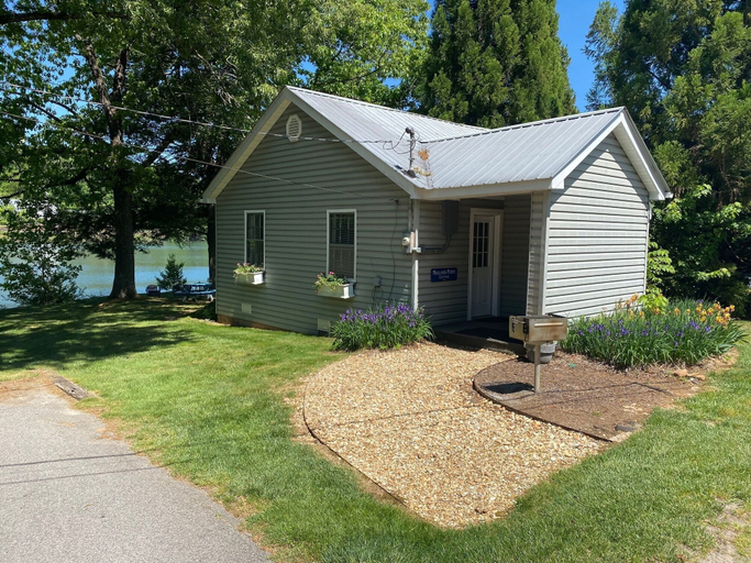 Exterior & Views 2, Boundary Waters Resort & Marina, Towns
