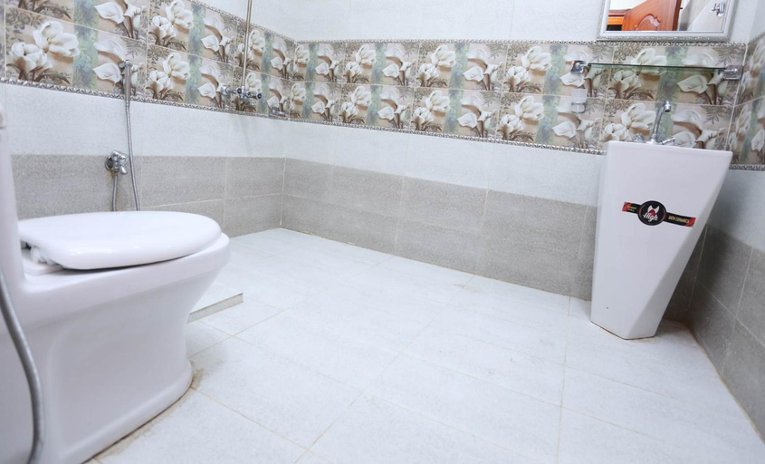 Bathroom 1, Hotel A-One, Multan