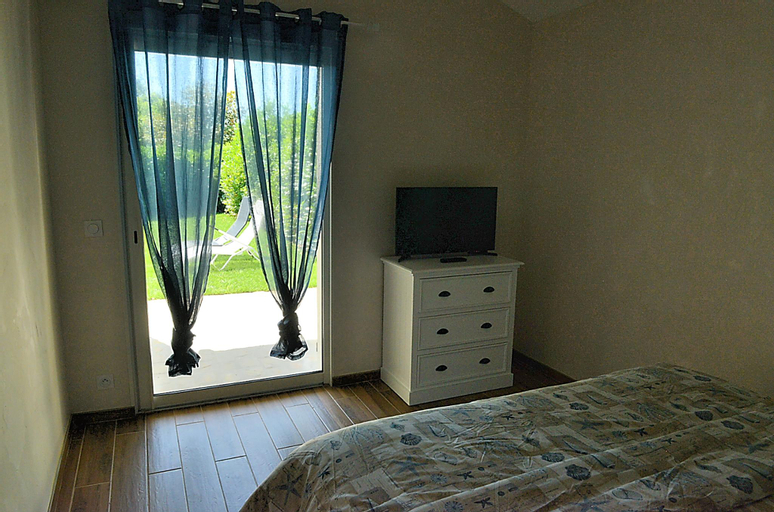 Bedroom 4, Dousoleil, Gironde