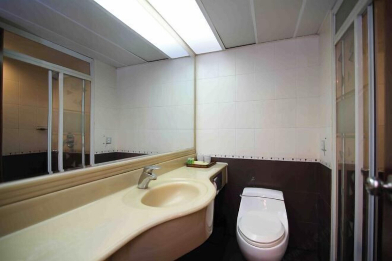 Bathroom, Jinlong Hotel, Dongguan