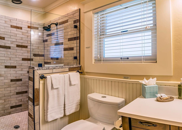 Bathroom 3, Redtail Suites ~ Entire Home ~ Sleeps 12 ~ Tesla Station, Jackson