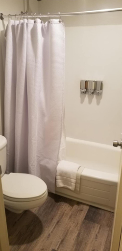 Bathroom 5, The Dalles Inn, Wasco