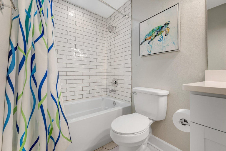 Bathroom 4, Tidewater 1802, Bay