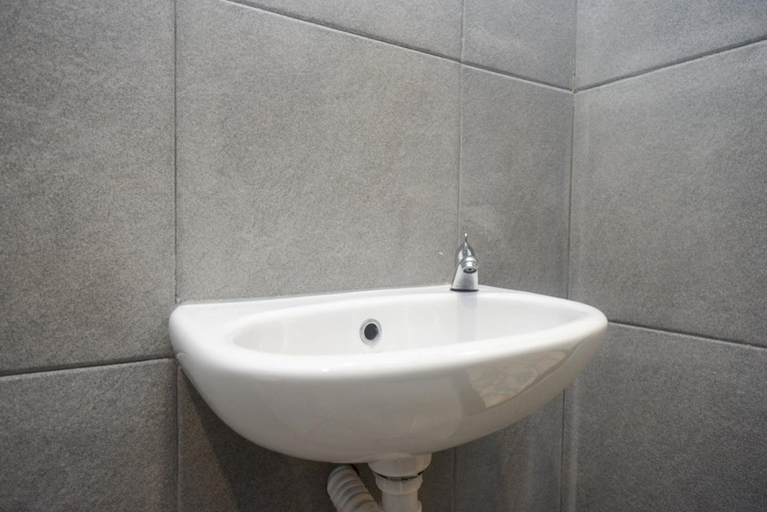 Bathroom, RedDoorz @ Klaten City, Klaten