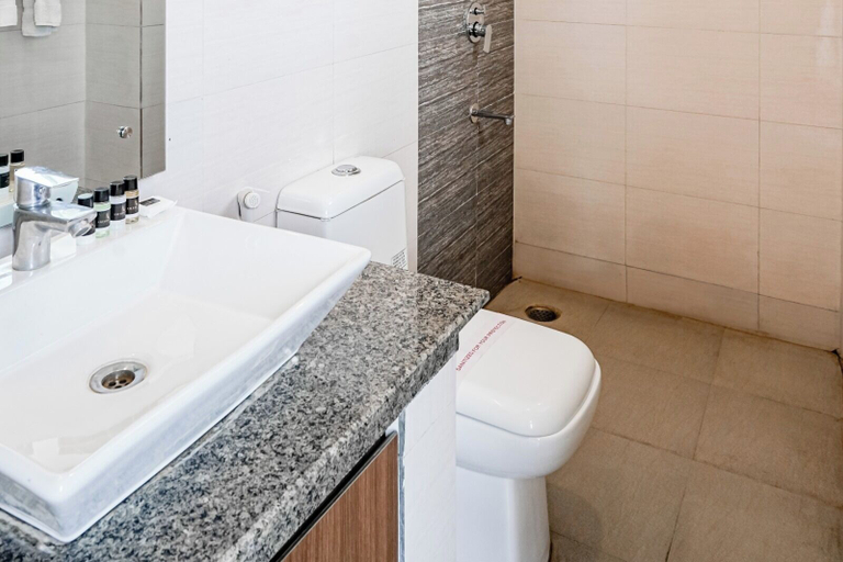 Bathroom 4, Hotel Amahi Inn Near Signature Tower, Gurgaon