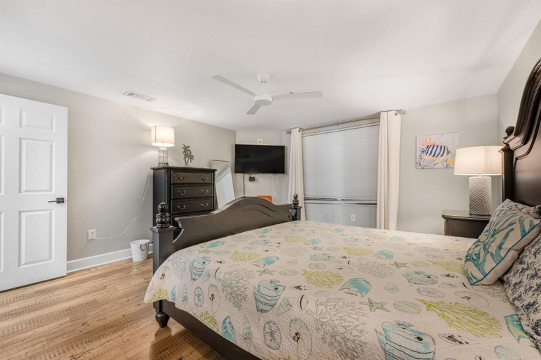 Bedroom 1, Tidewater 1802, Bay