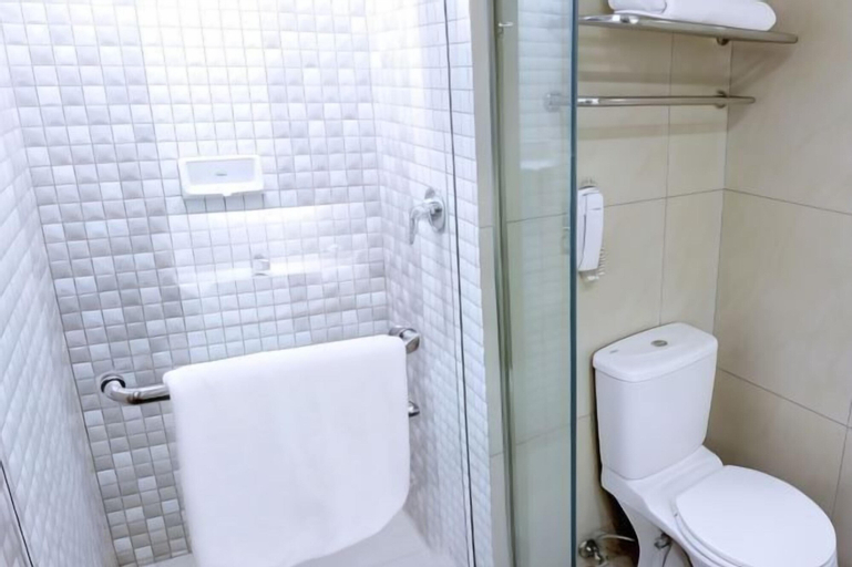 Bathroom 16