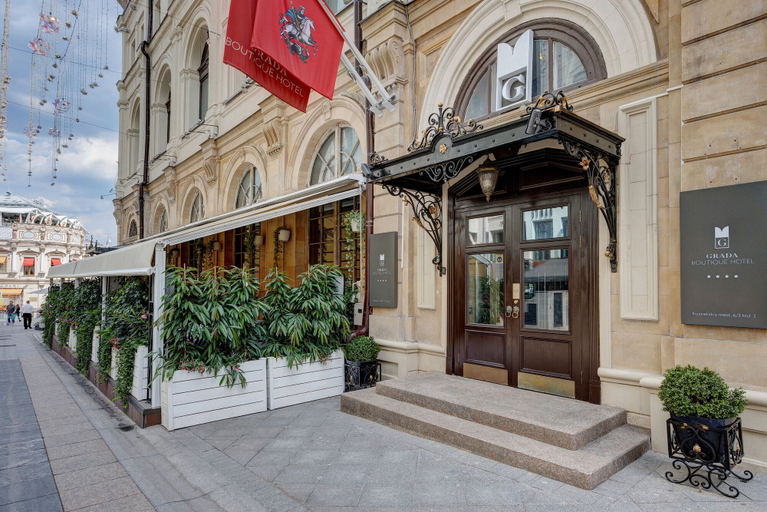 Exterior & Views
