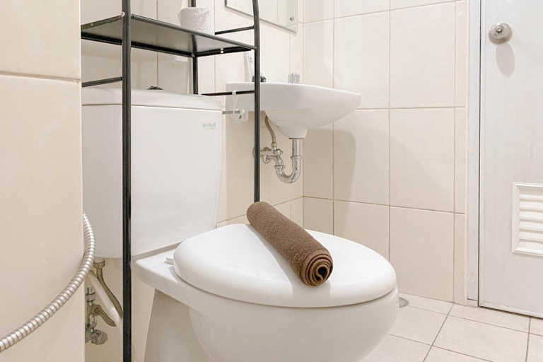 Bathroom 5, Good and Spacious 3BR at Springlake Summarecon Bekasi Apartment By Travelio, Bekasi
