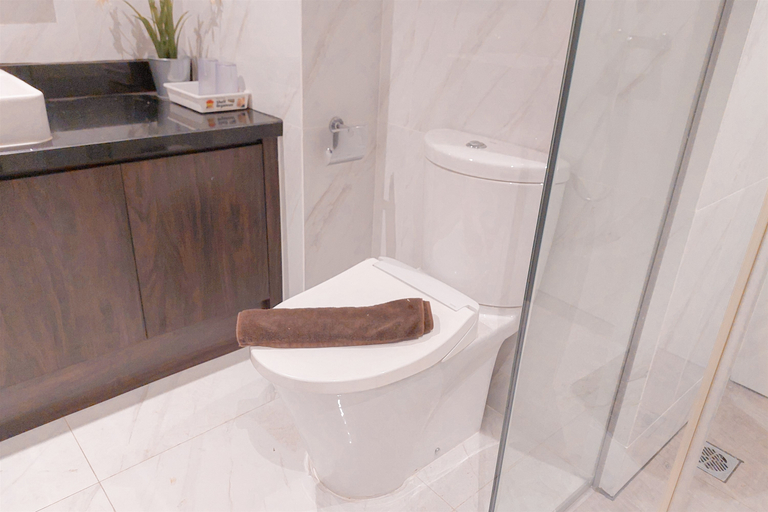 Bathroom 5, Comfy and Minimalist 1BR Branz BSD City Apartment By Travelio, Tangerang Selatan