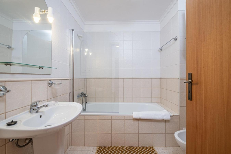 Bathroom, Porto Moniz City Centre by Homie, Porto Moniz