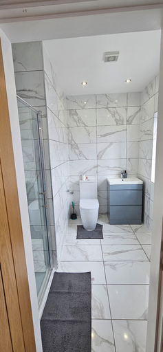 Bathroom, Citrine Suite - Sleeps 8 With Parking, Stoke-on-Trent