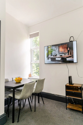 Others 5, Captivating 2-bed Apartment in Birmingham, Birmingham